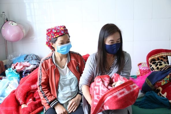 In Sin Ho district, Lai Chau province, Naomi Kitahara, UNFPA Representative in Vietnam and the team talked with the mothers who recently gave birth at the Sin Ho Town General Hospital and talked about their experience with antenatal care visits and whether it was difficult to get to the hospital. Source: UNFPA Vietnam In Sin Ho district, Lai Chau province, Naomi Kitahara, UNFPA Representative in Vietnam and the team talked with the mothers who recently gave birth at the Sin Ho Town General Hospital and talked about their experience with antenatal care visits and whether it was difficult to get to the hospital. Source: UNFPA Vietnam