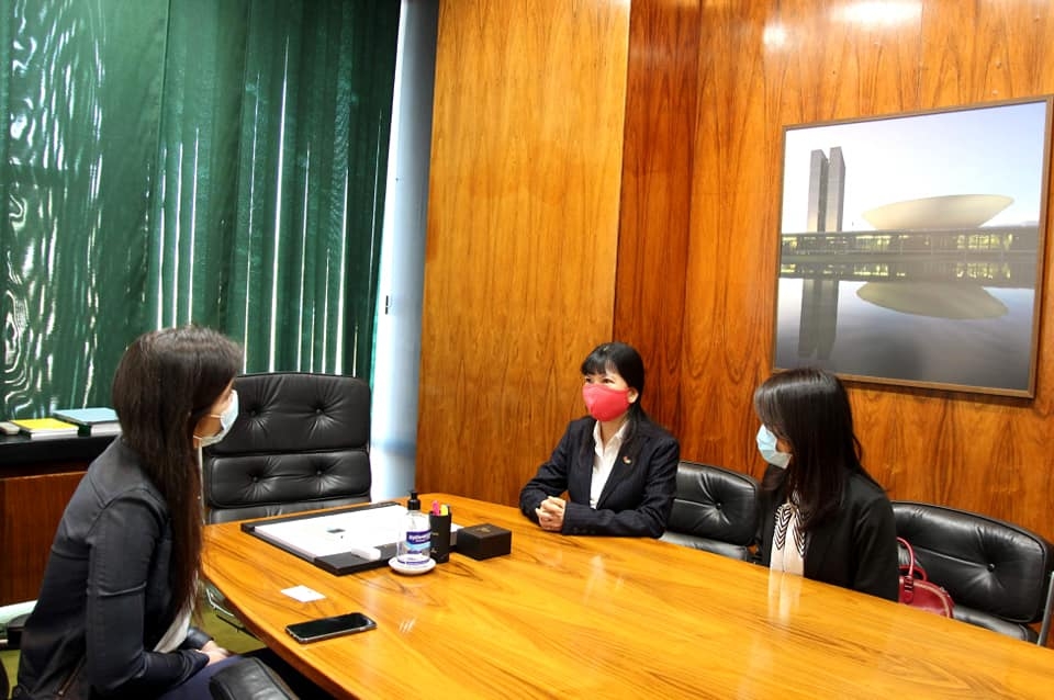 Vietnam Embassy presents 10,000 face masks to Brazilian Chamber of Deputies
