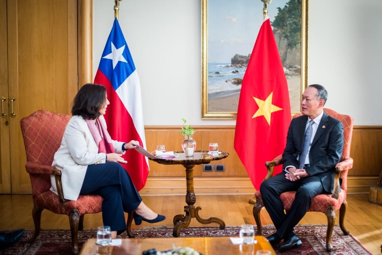 Vietnamese Ambassador to Chile Pham Truong Giang (R) and Chilean Foreign Minister Antonia Urrejola Noguera. Photo: baoquocte.vn Vietnamese Ambassador to Chile Pham Truong Giang (R) and Chilean Foreign Minister Antonia Urrejola Noguera. Photo: baoquocte.vn