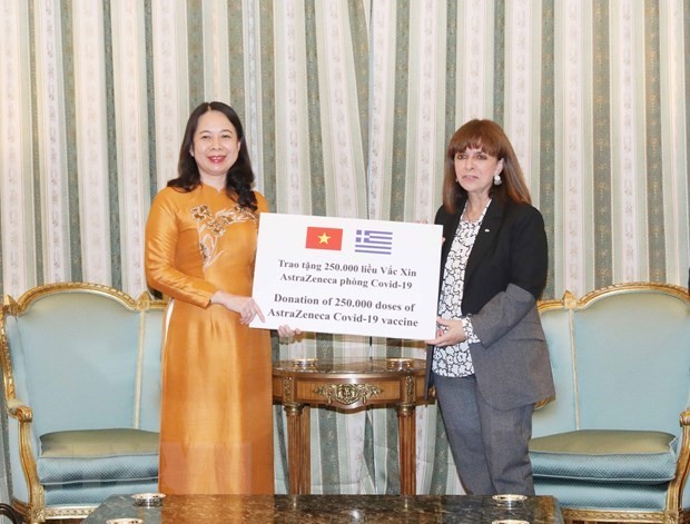 Greek President Katerina Sakellaropoulou symbolically presents 250,000 doses of AstraZeneca COVID-19 vaccine to Vietnam. (Photo: VNA Greek President Katerina Sakellaropoulou symbolically presents 250,000 doses of AstraZeneca COVID-19 vaccine to Vietnam. (Photo: VNA