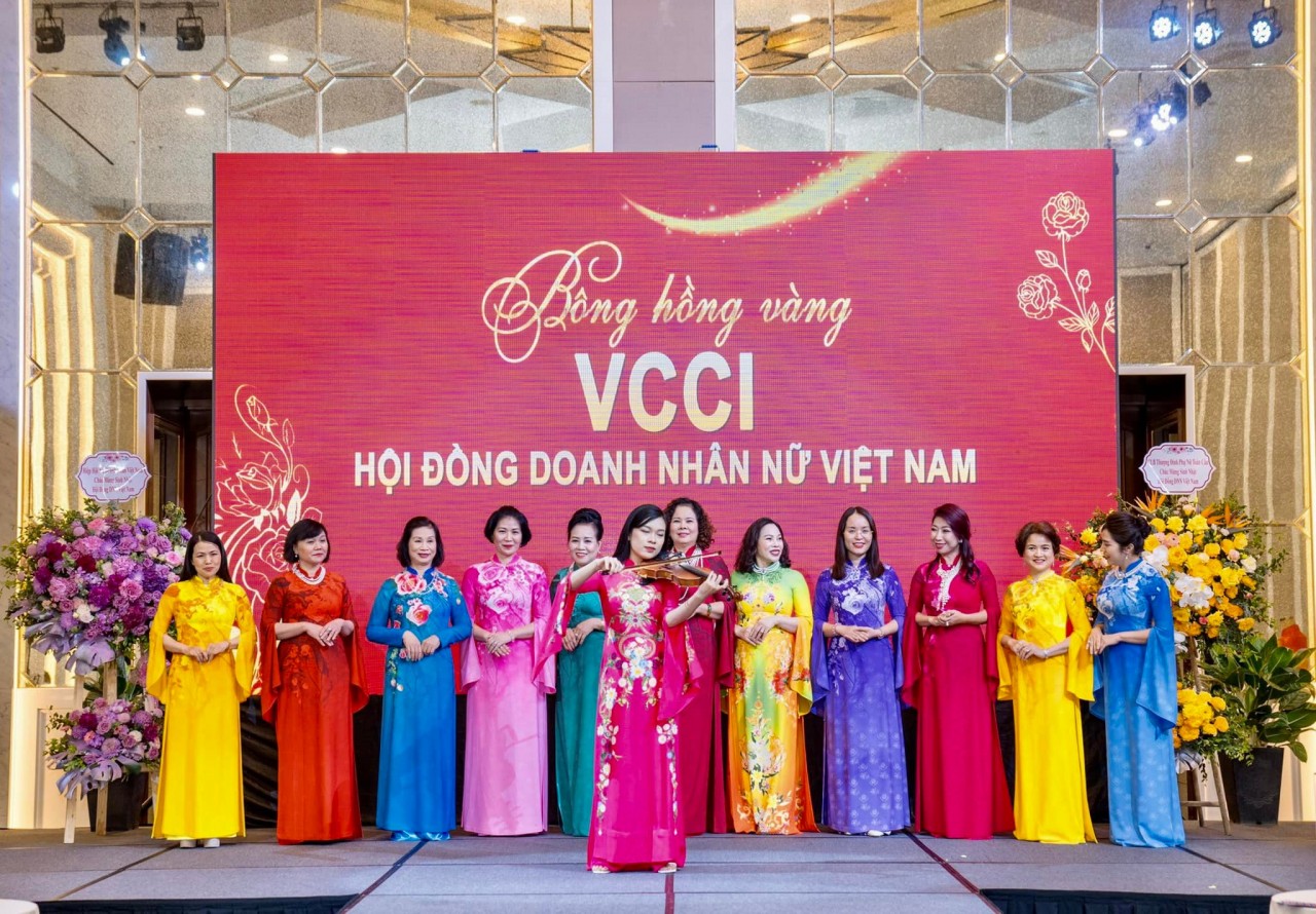 On the sidelines of the conference- Businesswomen performed ao dai with the theme of GOLDEN Rose 2022 and a charity auction On the sidelines of the conference- Businesswomen performed ao dai with the theme of GOLDEN Rose 2022 and a charity auction