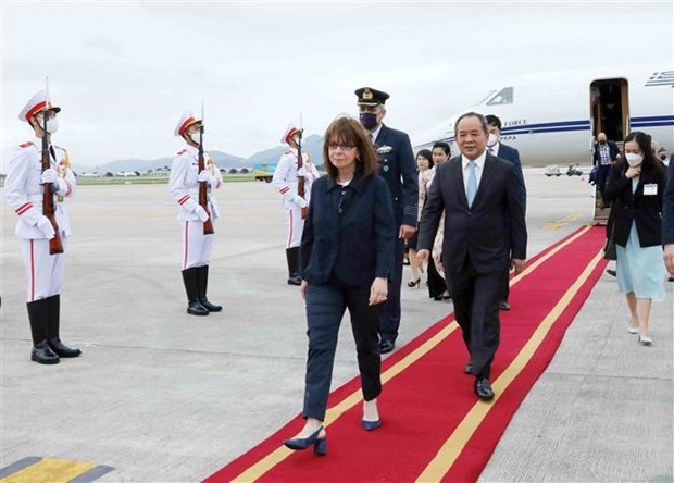 President Katerina Sakellaropoulou and a high-ranking delegation of Greece arrived in Hanoi on May 15 afternoon. Photo: VNA President Katerina Sakellaropoulou and a high-ranking delegation of Greece arrived in Hanoi on May 15 afternoon. Photo: VNA