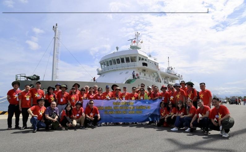 Overseas Vietnamese Visit Truong Sa Island, DK1 Platform Overseas Vietnamese Visit Truong Sa Island, DK1 Platform