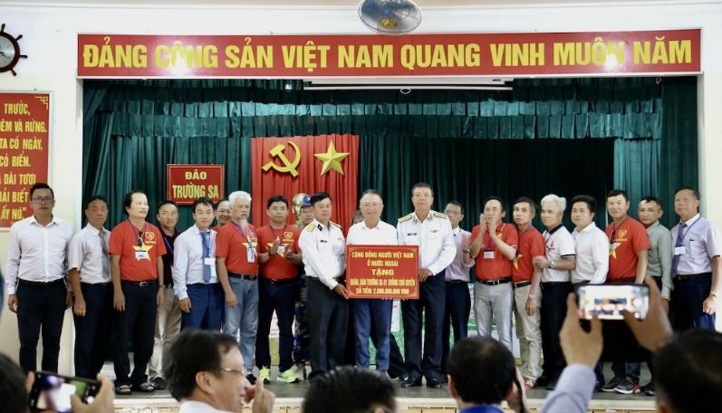 Overseas Vietnamese Visit Truong Sa Island, DK1 Platform Overseas Vietnamese Visit Truong Sa Island, DK1 Platform