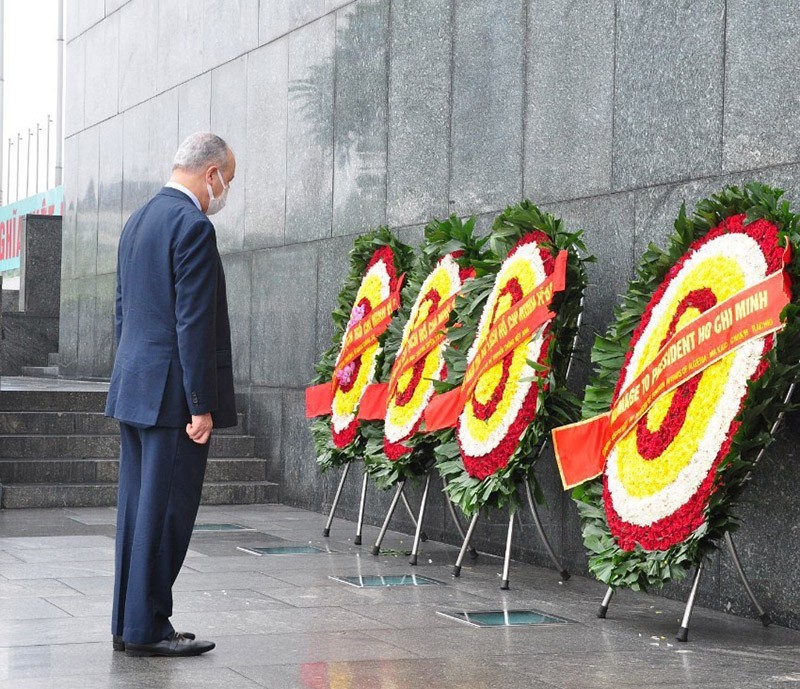 Secretary General of Algeria’s Ministry of Foreign Affairs and the National Community Abroad Chakib Rachid Kaid paý tribute to President Ho Chi Minh at his Mausoleum. Secretary General of Algeria’s Ministry of Foreign Affairs and the National Community Abroad Chakib Rachid Kaid paý tribute to President Ho Chi Minh at his Mausoleum.