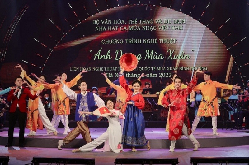 The programme “Ánh dương mùa xuân” or “Spring sunshine” in English is performed by Vietnamese artists. The programme “Ánh dương mùa xuân” or “Spring sunshine” in English is performed by Vietnamese artists.