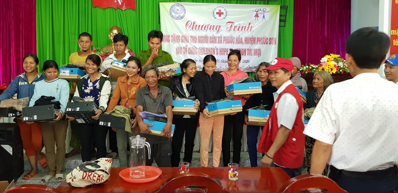 1,000 pairs of shoes delivered to mountainous area's needy people in southern Vietnam 1000 pairs of shoes delivered to mountainous areas needy people