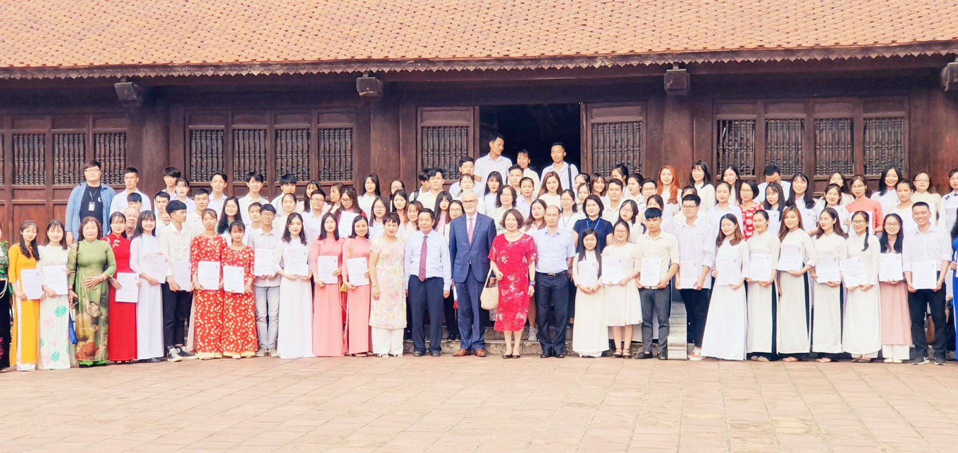 More than 90 outstanding students in Hanoi receive Hessen scholarships more than 90 outstanding students in hanoi receive hessen scholarships