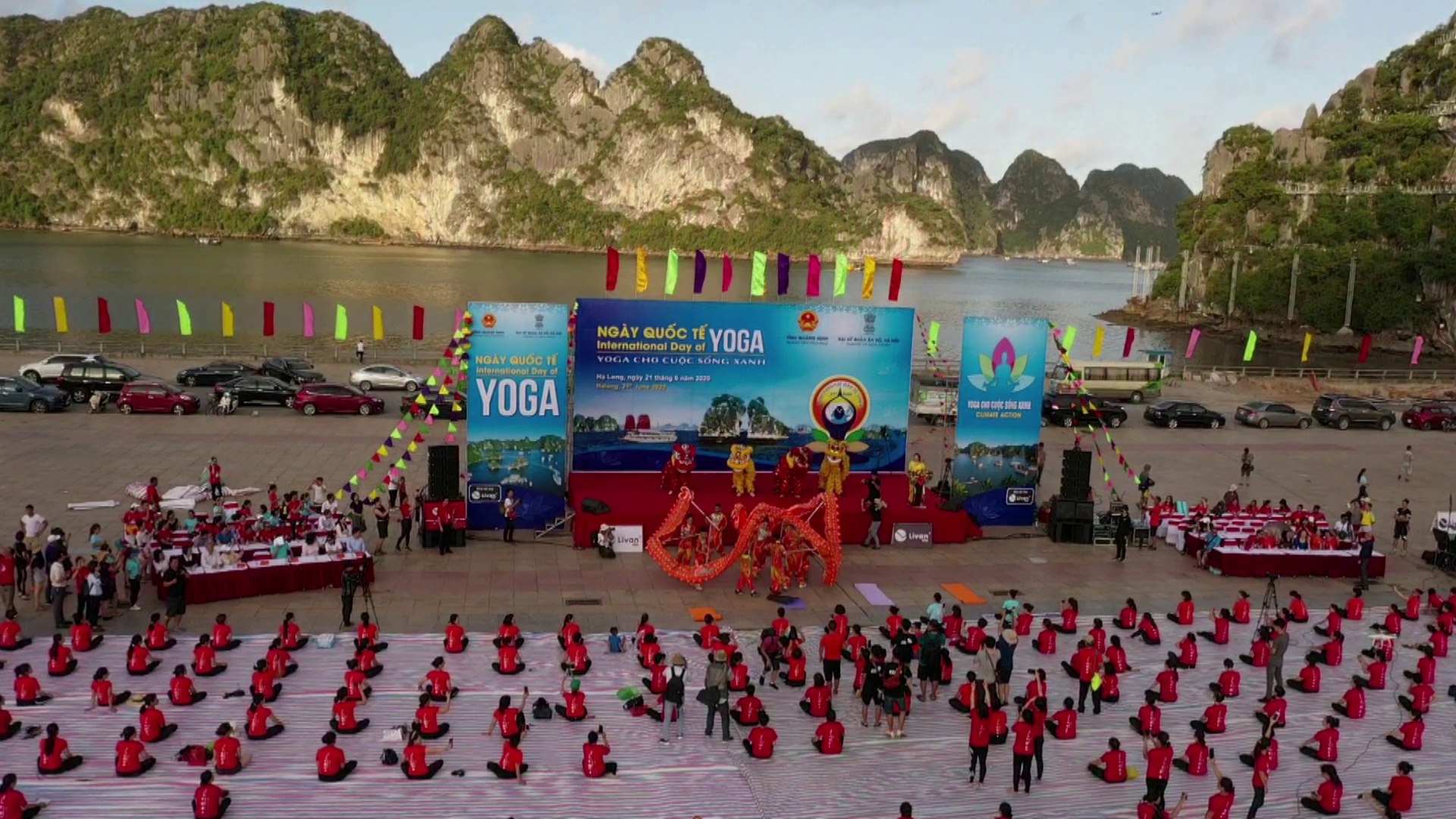 Ha Long Bay: Over 3,000 people join yoga performance ha long bay over 3000 people join yoga performance