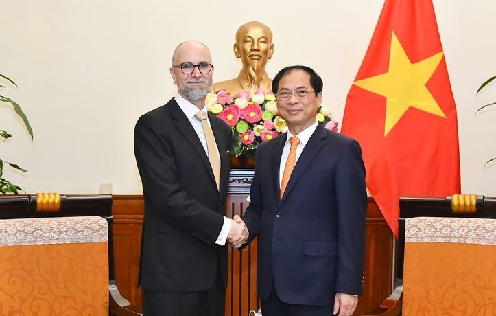 Foreign Minister Receives The New Canadian Ambassador to Vietnam Foreign Minister Receives The New Canadian Ambassador to Vietnam