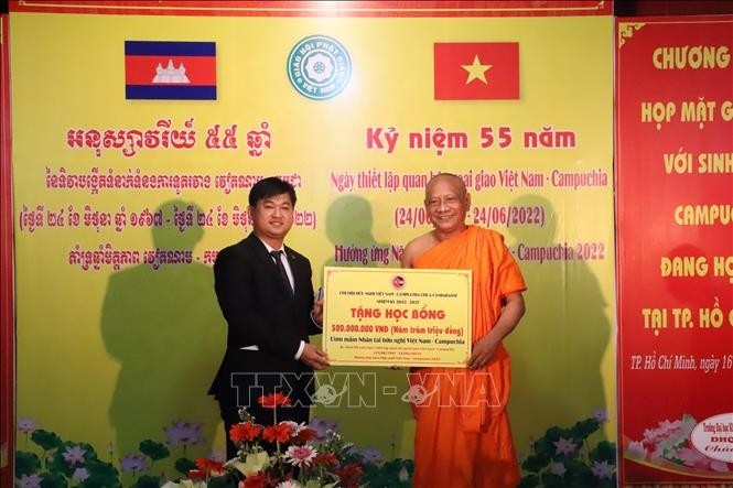 Vietnam's Delegation Provides Check-ups, Gifts for Needy People in Laos Vietnam's Delegation Provides Check-ups, Gifts for Needy People in Laos