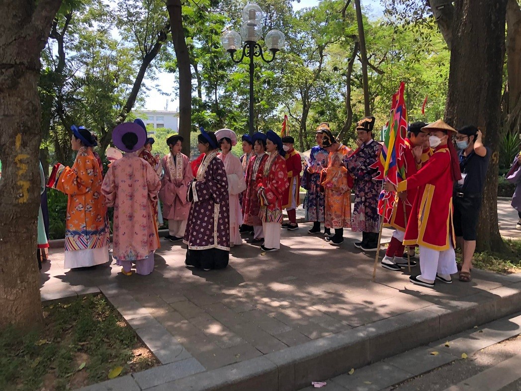 Youths Introduce Traditional Vietnamese Costumes at Hanoi Walking Street Youths Introduce Traditional Vietnamese Costumes at Hanoi Walking Street