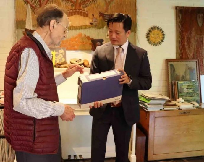 Map Affirming Vietnam's Sovereignty Presented to House of European History Map Affirming Vietnam's Sovereignty Presented to House of European History
