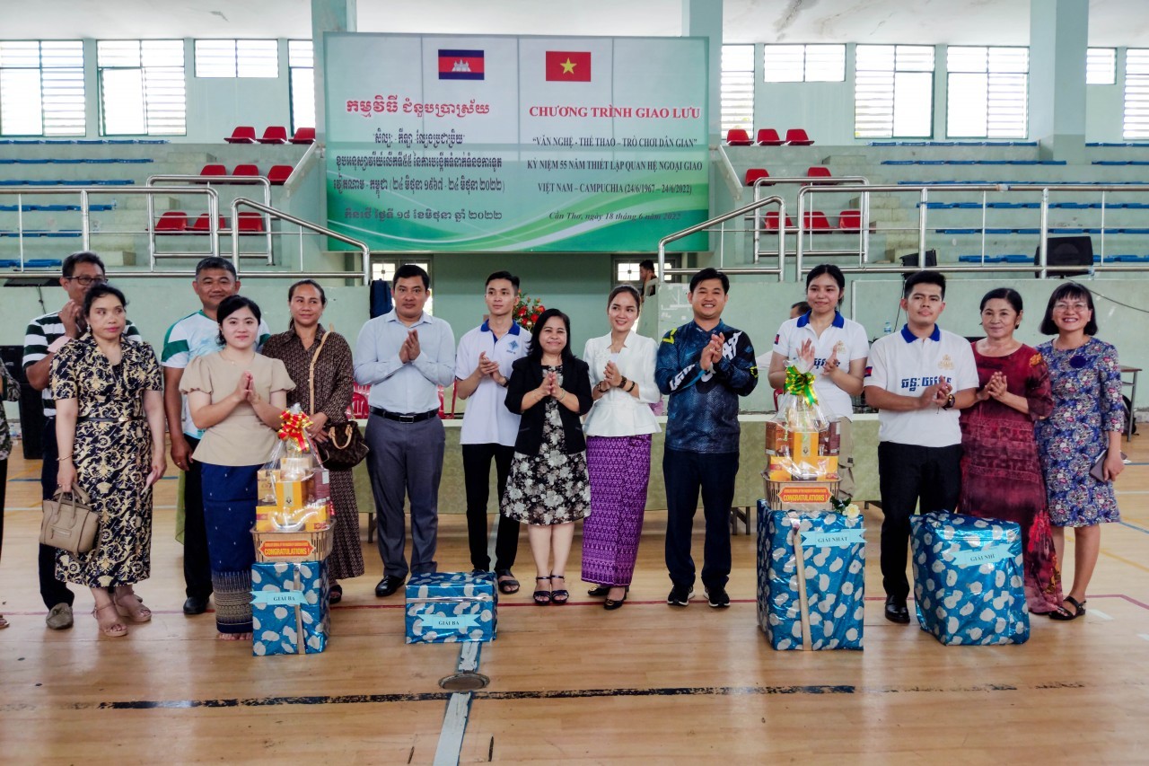 400 Vietnamese, Cambodian Students Exchange in Can Tho 400 Vietnamese, Cambodian Students Exchange in Can Tho