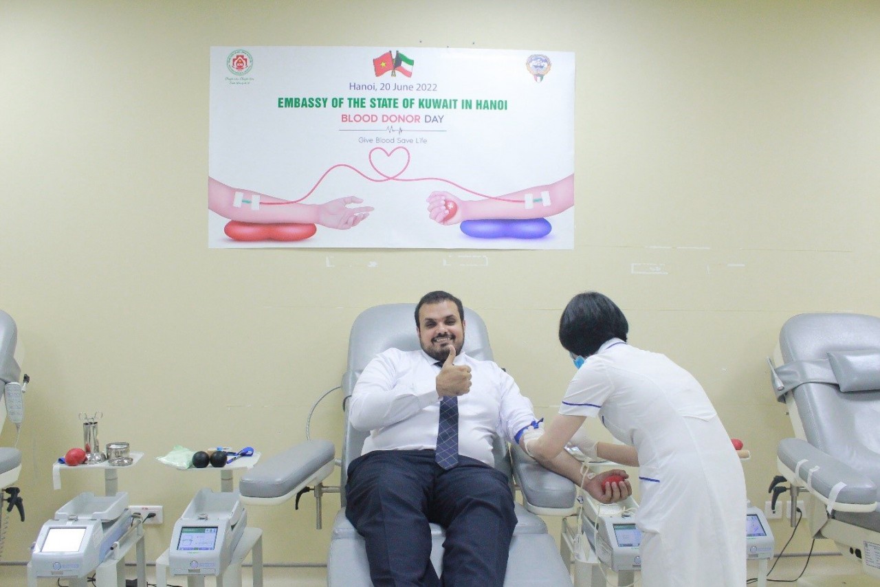 Kuwait's Embassy Donates Blood in Hanoi Kuwait's Embassy Donates Blood in Hanoi