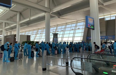 Vietnamese Embassy s officials directly assist stranded citizens at RoK s airport vietnamese embassys officials directly assist stranded citizens at roks airport