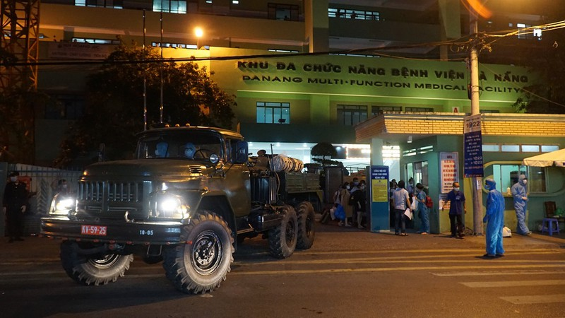 Vietnamese Embassy s officials directly assist stranded citizens at Singapore s airport vietnamese embassys officials directly assist stranded citizens at singapores airport