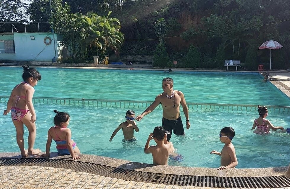 A swimming lesson of students at Hoang An swimming pool, Hung Thanh ward, Tuyen Quang city. A swimming lesson of students at Hoang An swimming pool, Hung Thanh ward, Tuyen Quang city.