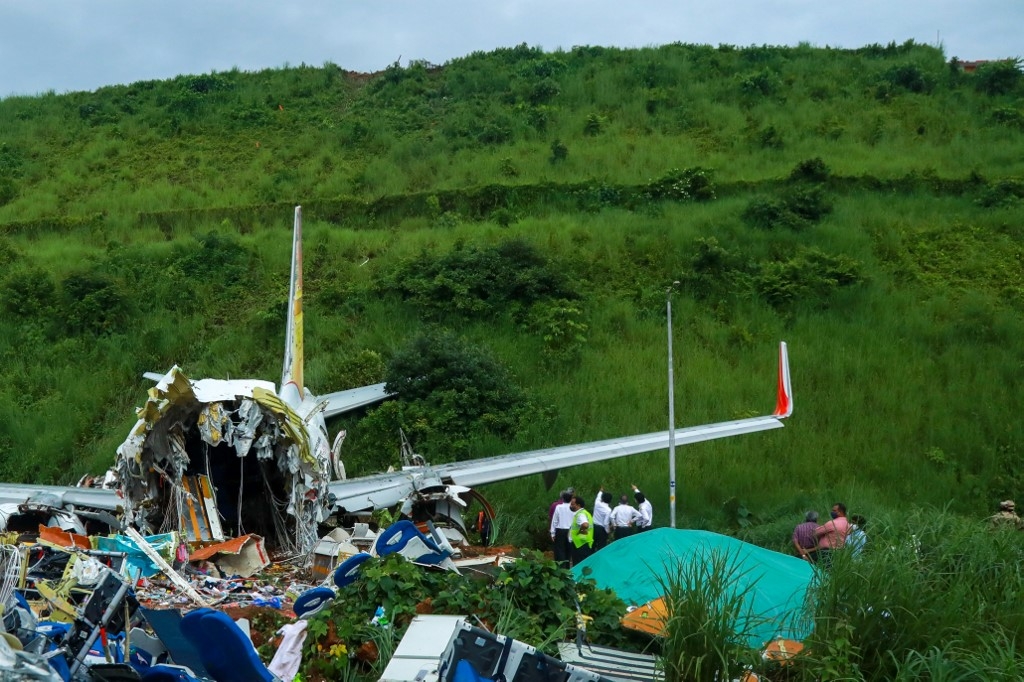 India At least 18 dead when COVID 19 evacuation plane crash lands at airport india at least 18 dead when covid 19 evacuation plane crash lands at airport