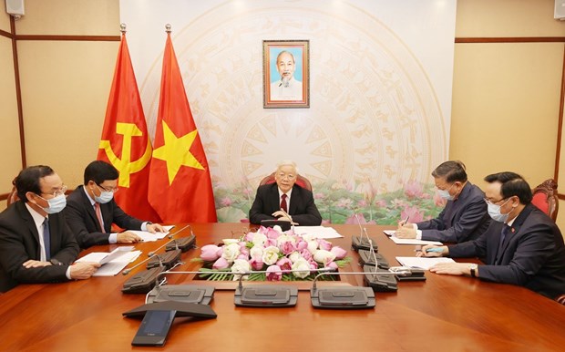 Vietnam, Laos continue coordination in the COVID-19 fight Top leaders of vietnam, laos hold phone talks hinh anh 1