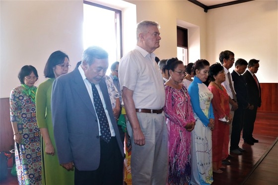 HCM City praises overseas Vietnamese contributions HCM city leaders praise overseas vietnamese contributions