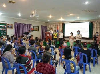 Relief delivered to Vietnamese-origin people in Cambodia amid COVID-19