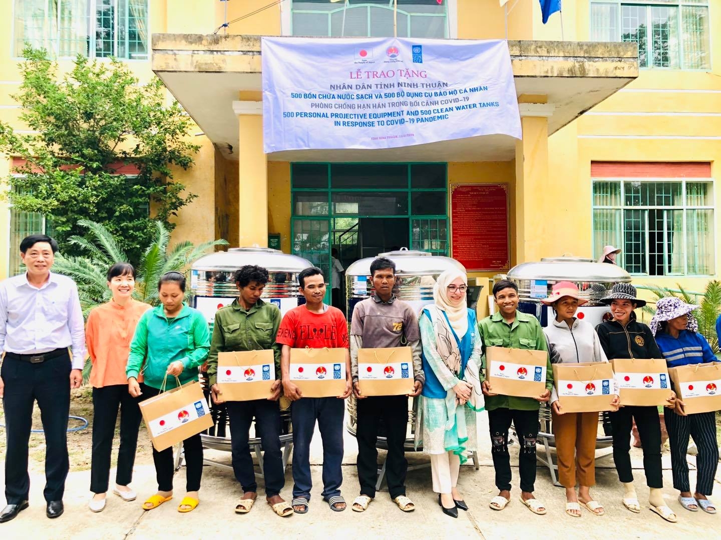 500 poor households in Ninh Thuan receive basic requirements for COVID-19 prevention 500 poor households in Ninh Thuan receive basic requirements for COVID 19 prevention