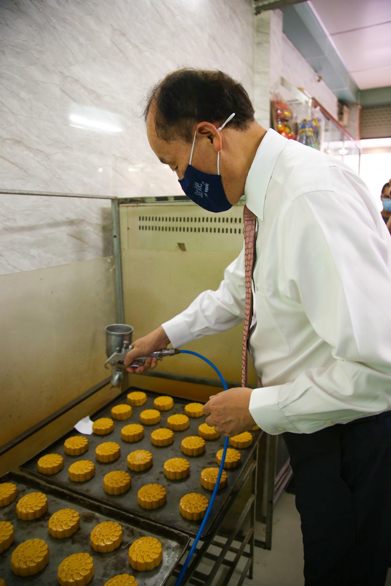 WHO Representative in Vietnam Makes Mooncakes to Gift to Frontline Health Workers WHO Representative in Vietnam Makes Mooncakes to Gift to Frontline Health Workers