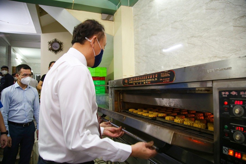 WHO Representative in Vietnam Makes Mooncakes to Gift to Frontline Health Workers WHO Representative in Vietnam Makes Mooncakes to Gift to Frontline Health Workers