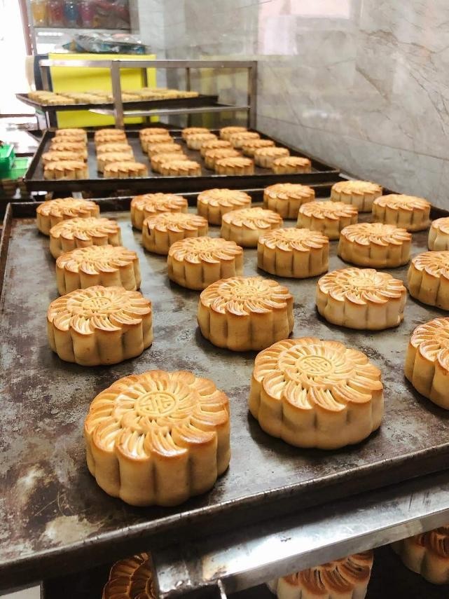 WHO Representative in Vietnam Makes Mooncakes to Gift to Frontline Health Workers WHO Representative in Vietnam Makes Mooncakes to Gift to Frontline Health Workers