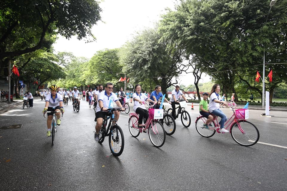 Foreign embassies takes part in friendship cycling journey for green Hanoi city 2020 Foreign embassies takes part in friendship cycling journey for green Hanoi city 2020