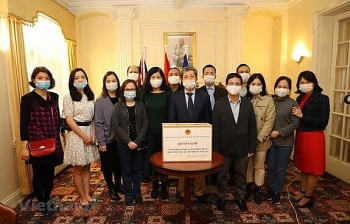 vietnamese in thailand czech and uk support homeland flood victims