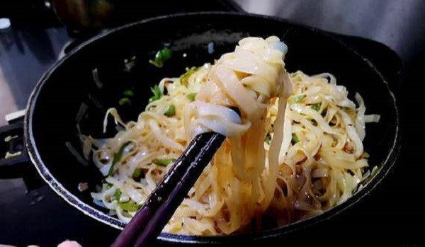 Stir-fried Pho, A Dish Born for Hanoi's Winter Afternoon Stir-fried Pho, A Dish Born for Hanoi's Winter Afternoon