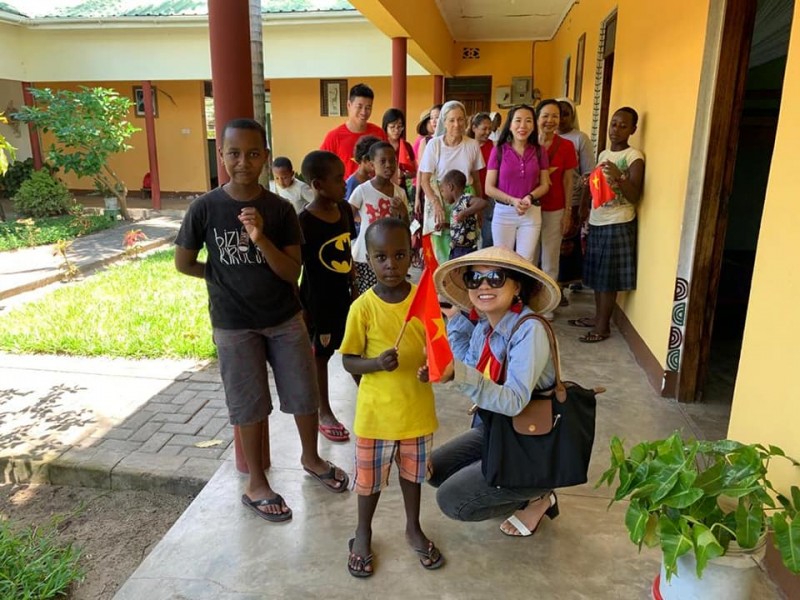Vietnamese women association in Tanzania presents necessities to orphans vietnamese women association in tanzania presents necessities to orphans