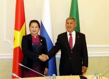 vietnamese na presents medical supplies to over 30 foreign parliaments