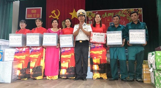 New Year gifts presented to soldiers on Song Tu Tay island new year gifts presented to soldiers on song tu tay island