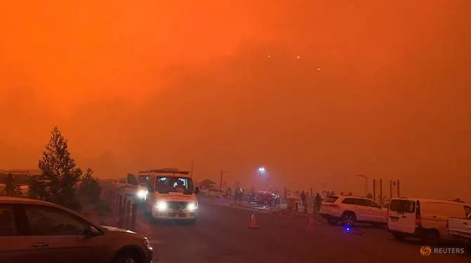 Thousands trapped on Australia beach encircled by fire thousands trapped on australia beach encircled by fire