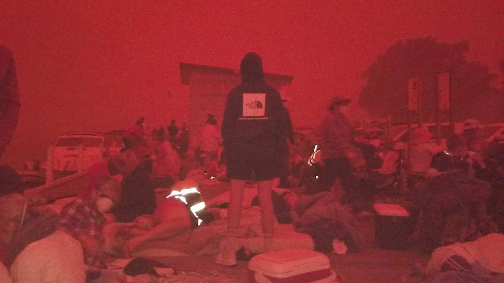 Thousands trapped on Australia beach encircled by fire thousands trapped on australia beach encircled by fire