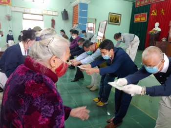 in photos taiwan ngos relief aid to flood affected locals in quang binh