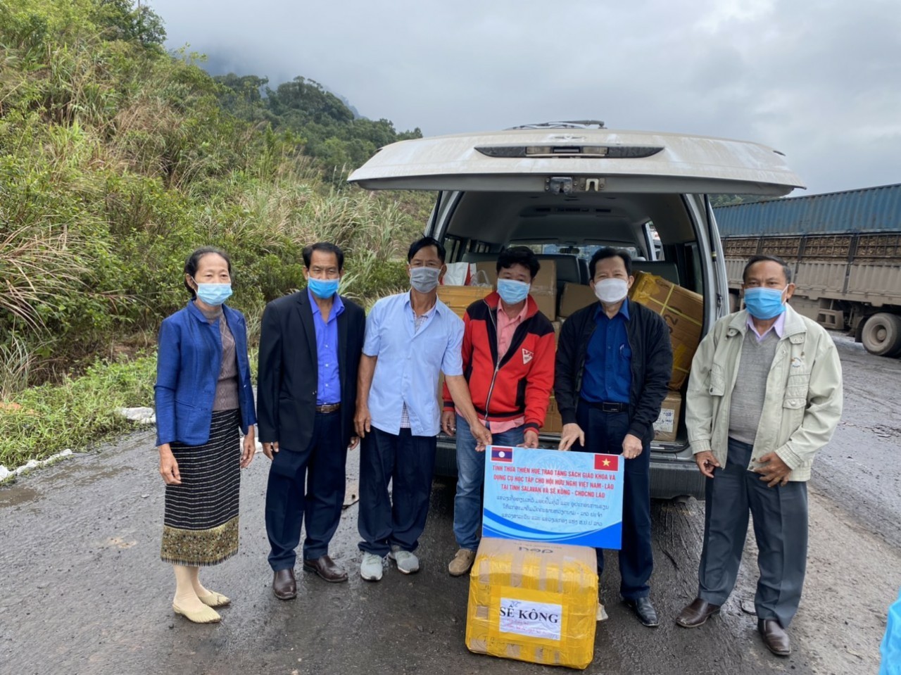 Thua Thien Hue Gifts Books to Lao Students in Salavan and Sekong Provinces Thua Thien Hue Gifts Books to Lao Students in Salavan and Sekong Provinces