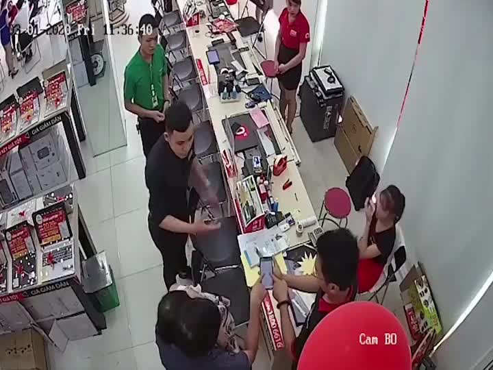 Video: Nữ nhân viên xinh đẹp lĩnh trọn cú tát "trời giáng" của nam khách hàng