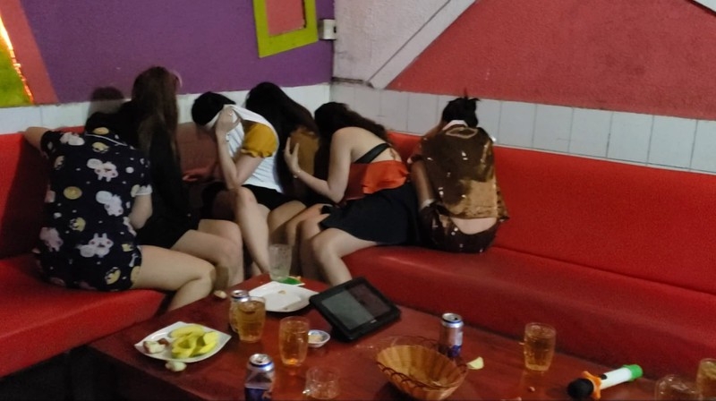 Khỏa thân nhảy múa mua vui cho khách, 7 nữ tiếp viên được bo 500 nghìn đồng phat hien 7 nu tiep vien khoa than nhay mua mua vui cho khach
