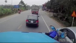 video xe 7 cho lao voi sang duong khien container phanh chay lop va cai ket dang