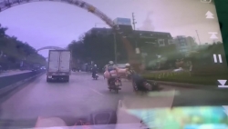 video hanh khach giang vo lang ep tai xe phai chuyen huong tren duong cao toc