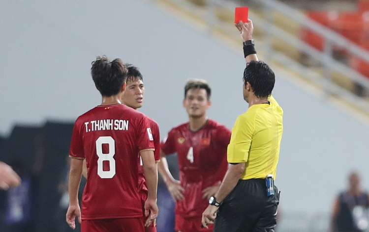 Vì sao Đình Trọng bị "treo giò" trận đấu tiếp theo ở vòng loại World Cup 2022 vi sao dinh trong bi treo gio tran dau tiep theo o vong loai world cup 2022