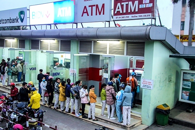 hang loat cay atm that thu vi dong nguoi keo toi rut tien ve que an tet