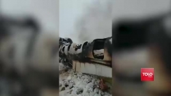 video thot tim canh xe dap dot ngot sang duong ngay truoc mui o to