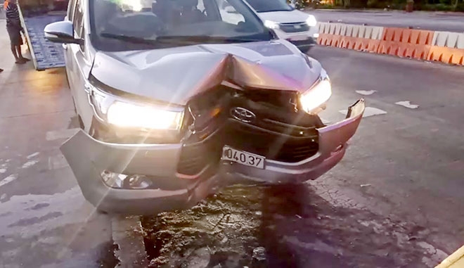 Ô tô 7 chỗ phóng "xé gió" đâm vào trạm thu phí khiến đầu xe suýt "chẻ đôi" o to 7 cho phong xe gio dam vao tram thu phi khien dau xe suyt che doi