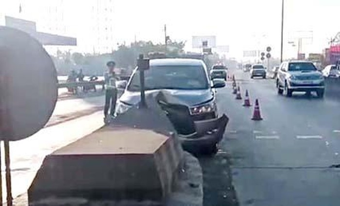 Ô tô 7 chỗ phóng "xé gió" đâm vào trạm thu phí khiến đầu xe suýt "chẻ đôi" o to 7 cho phong xe gio dam vao tram thu phi khien dau xe suyt che doi