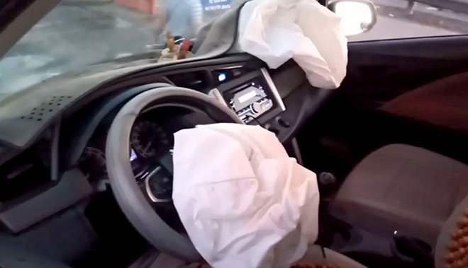 Ô tô 7 chỗ phóng "xé gió" đâm vào trạm thu phí khiến đầu xe suýt "chẻ đôi" o to 7 cho phong xe gio dam vao tram thu phi khien dau xe suyt che doi